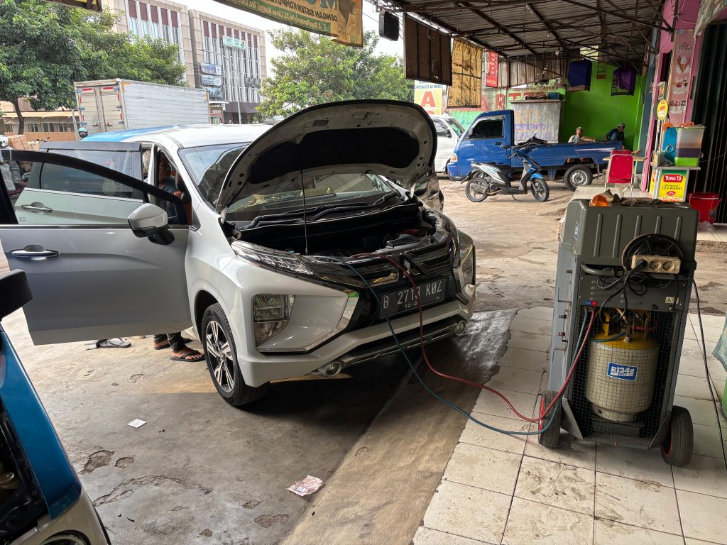 Pengecekan kompresor dan freon AC mobil di Bubulak