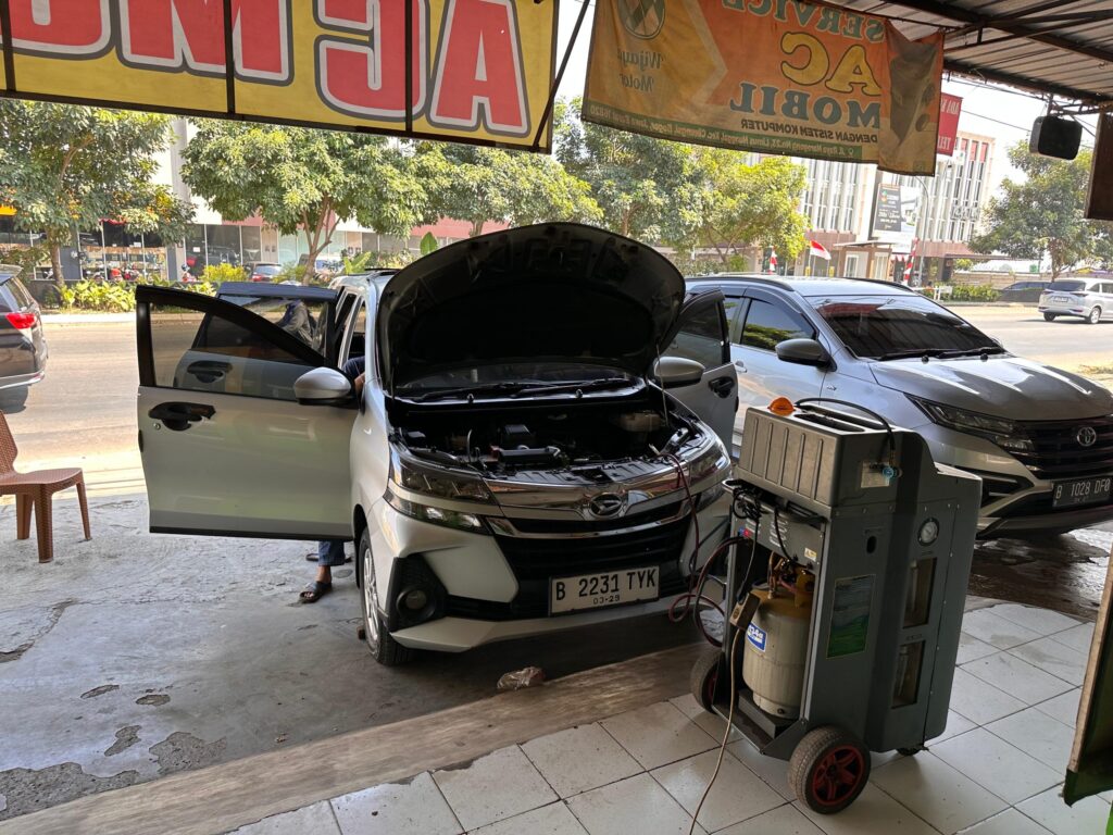 teknisi memeriksa AC mobil di Depok secara profesional