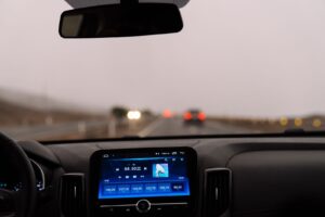 Dasbor mobil terkena sinar matahari siang hari saat berkendara