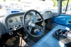 Interior kabin truk dengan setir dan panel instrumen klasik
